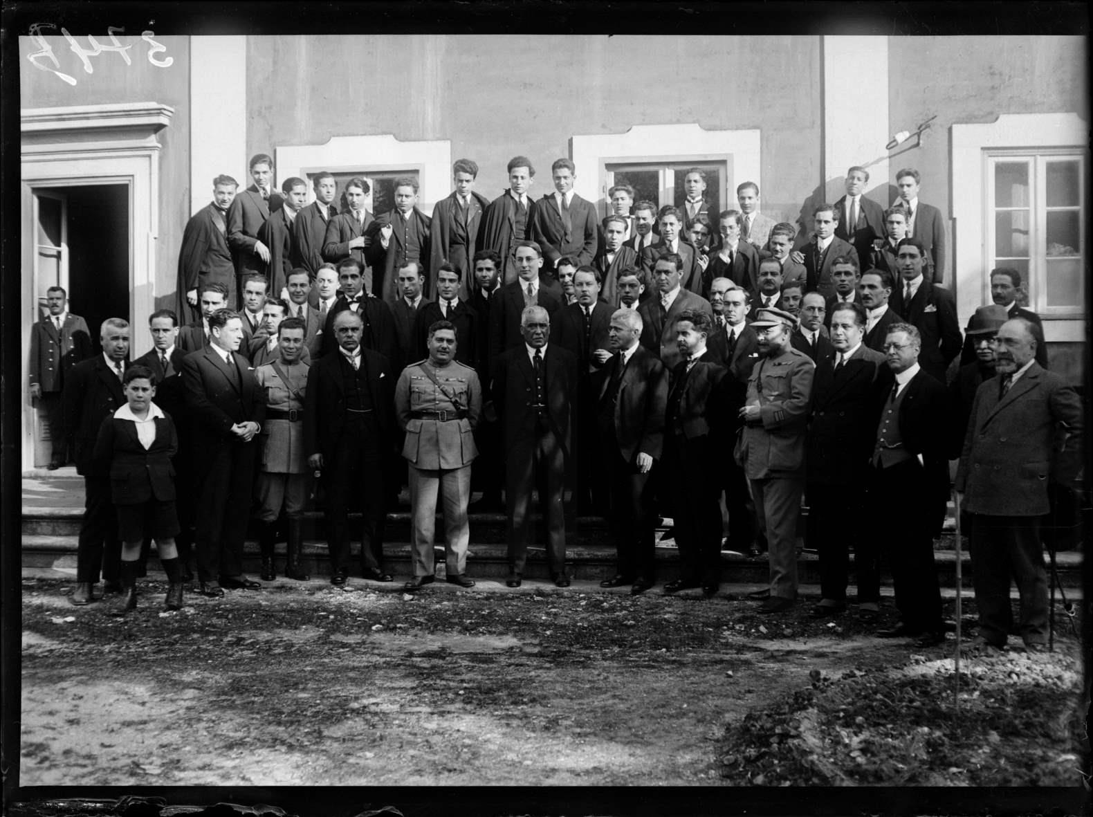 Ministro do Comércio com professores e alunos do Instituto Industrial de Lisboa, em 1927