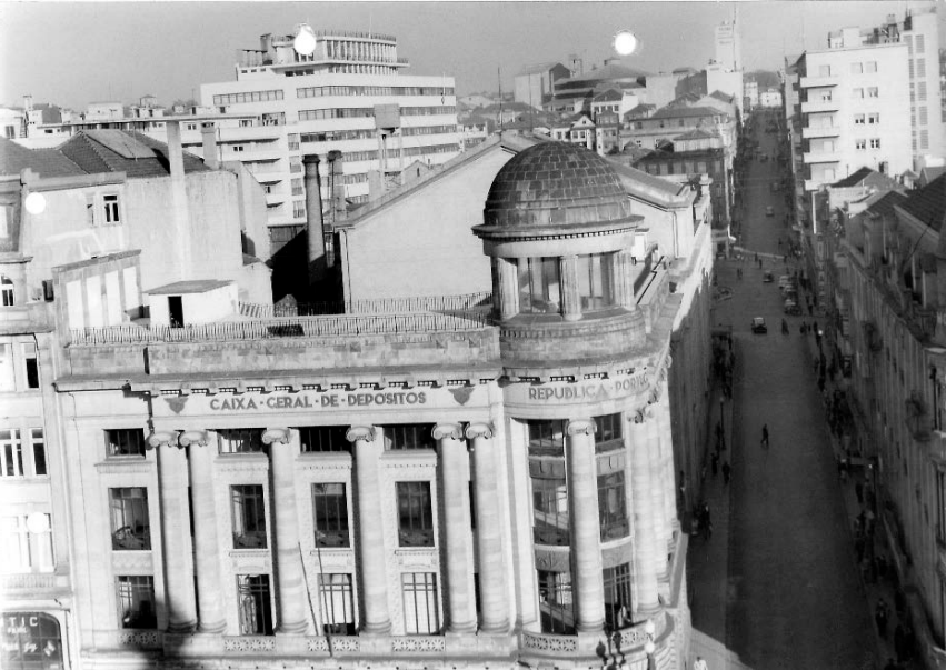 Fotografia da filial da Caixa Geral de Depósitos no Porto