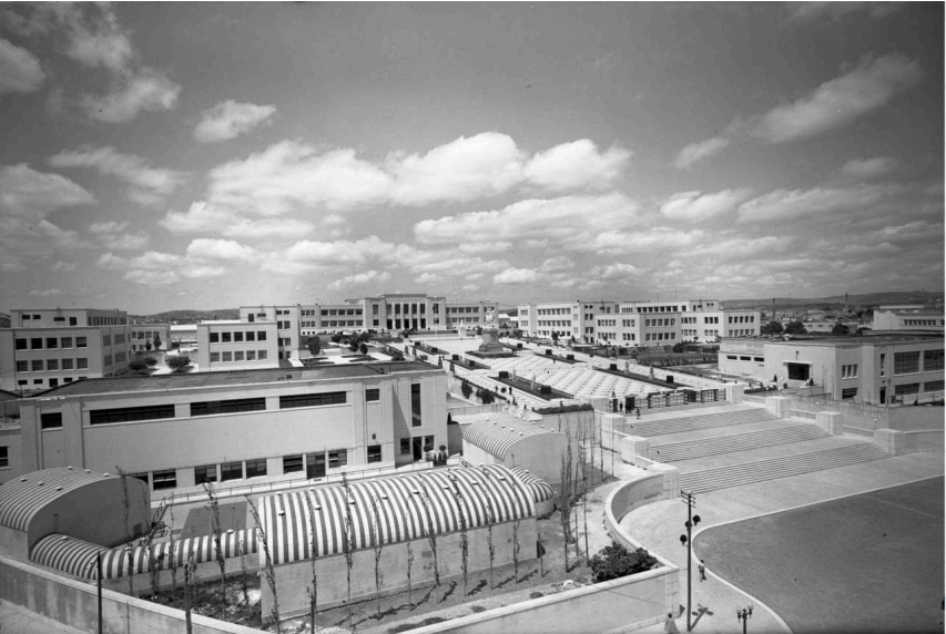 Vista aérea da exposição Quinze Anos de Obras Públicas no Instituto Superior Técnico