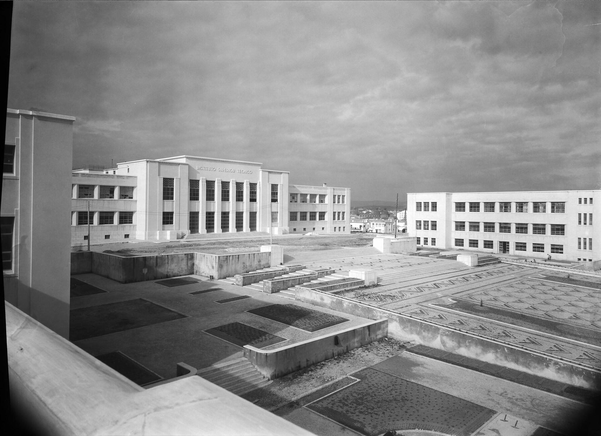 Vista do topo de um pavilhão para o edifício central do Instituto Superior Técnico