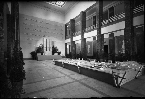 Átrio do edifício Central do Instituto Superior Técnico durante a exposição de 1948