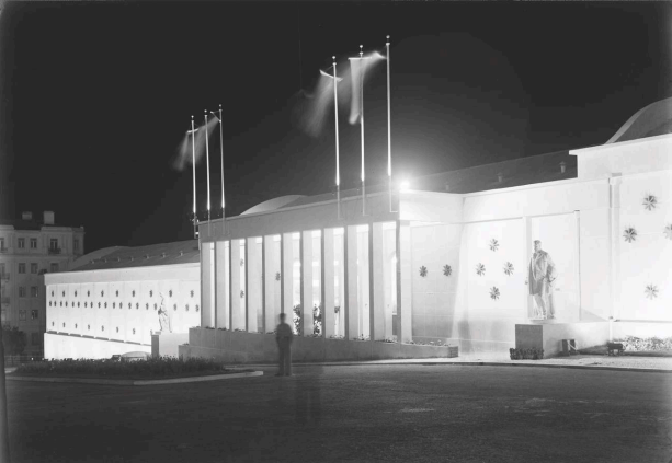 Exterior do Pavilhão de Hidráulica na exposição Quinze Anos de Obras Públicas