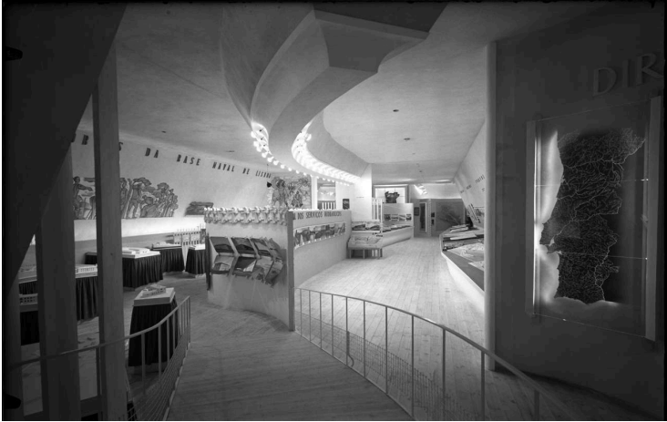 Interior do Pavilhão de Hidráulica na exposição Quinze Anos de Obras Públicas